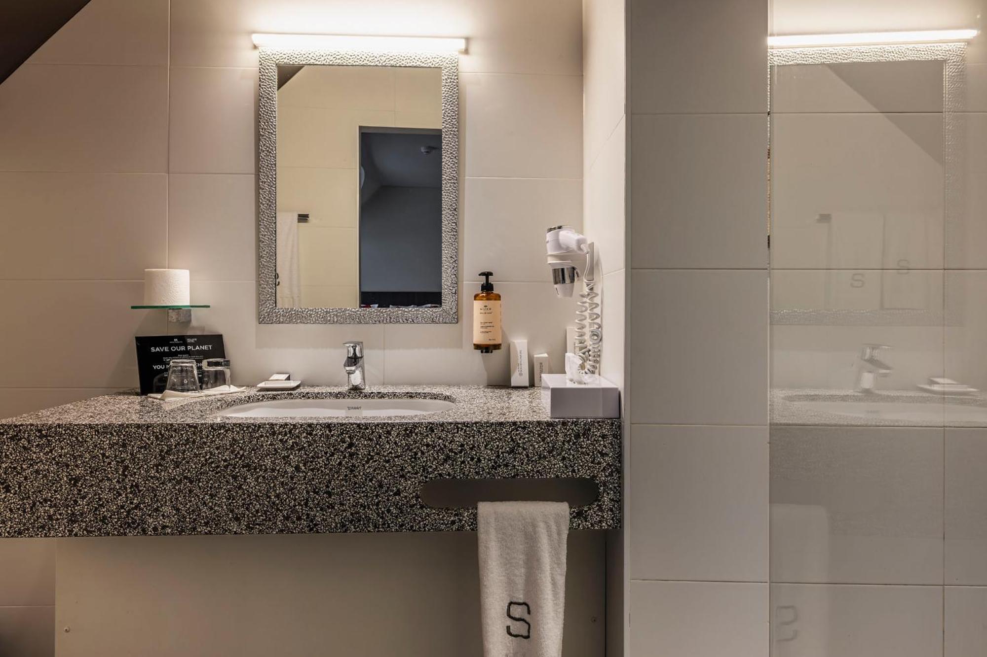Square Hotel Kortrijk Bagian luar foto