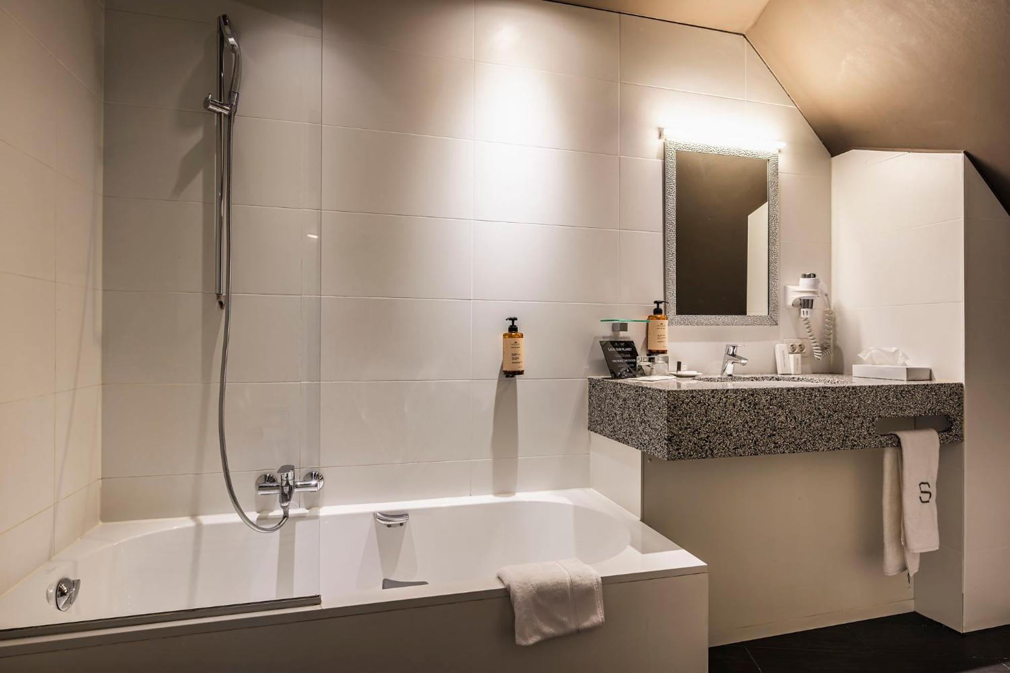 Square Hotel Kortrijk Bagian luar foto
