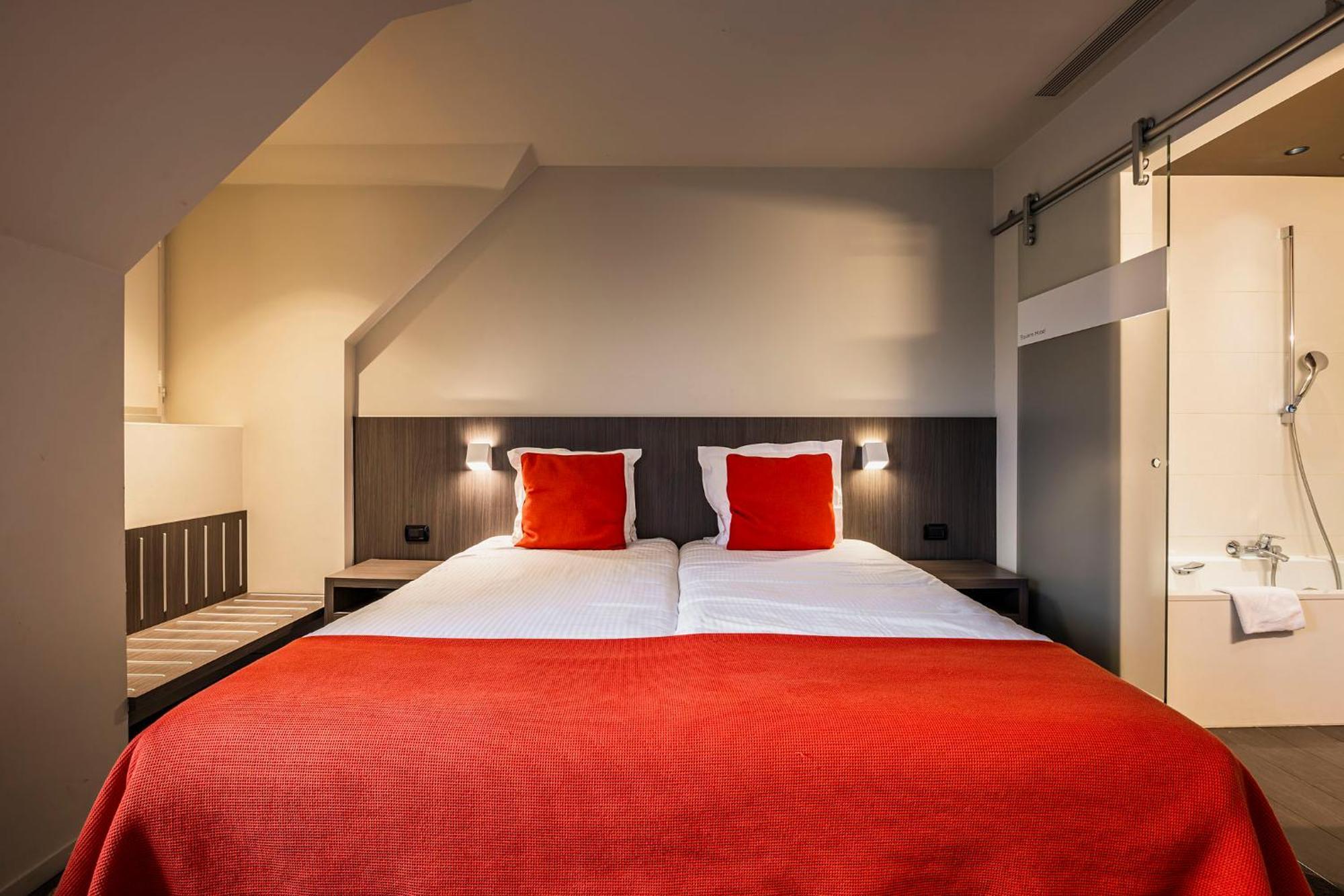 Square Hotel Kortrijk Bagian luar foto